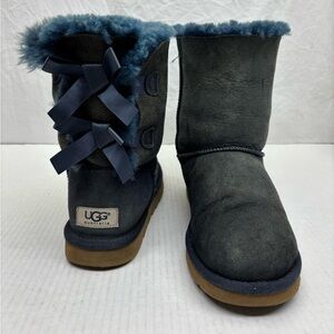 UGG Navy Blue Shearling Cuff Short Boots with Back Bows, wos sz 7, box 22